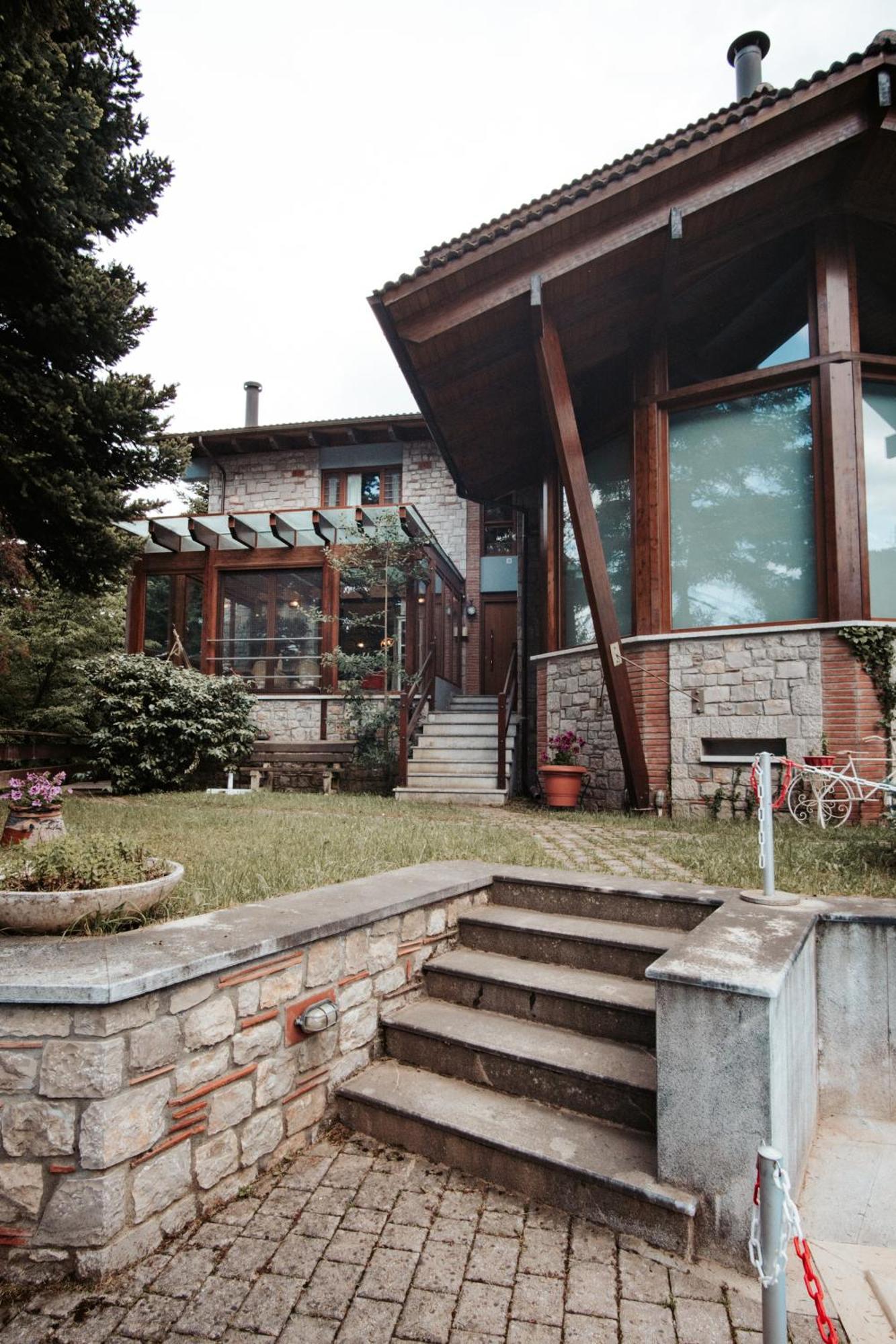 Cliffside Retreat * Pavliani