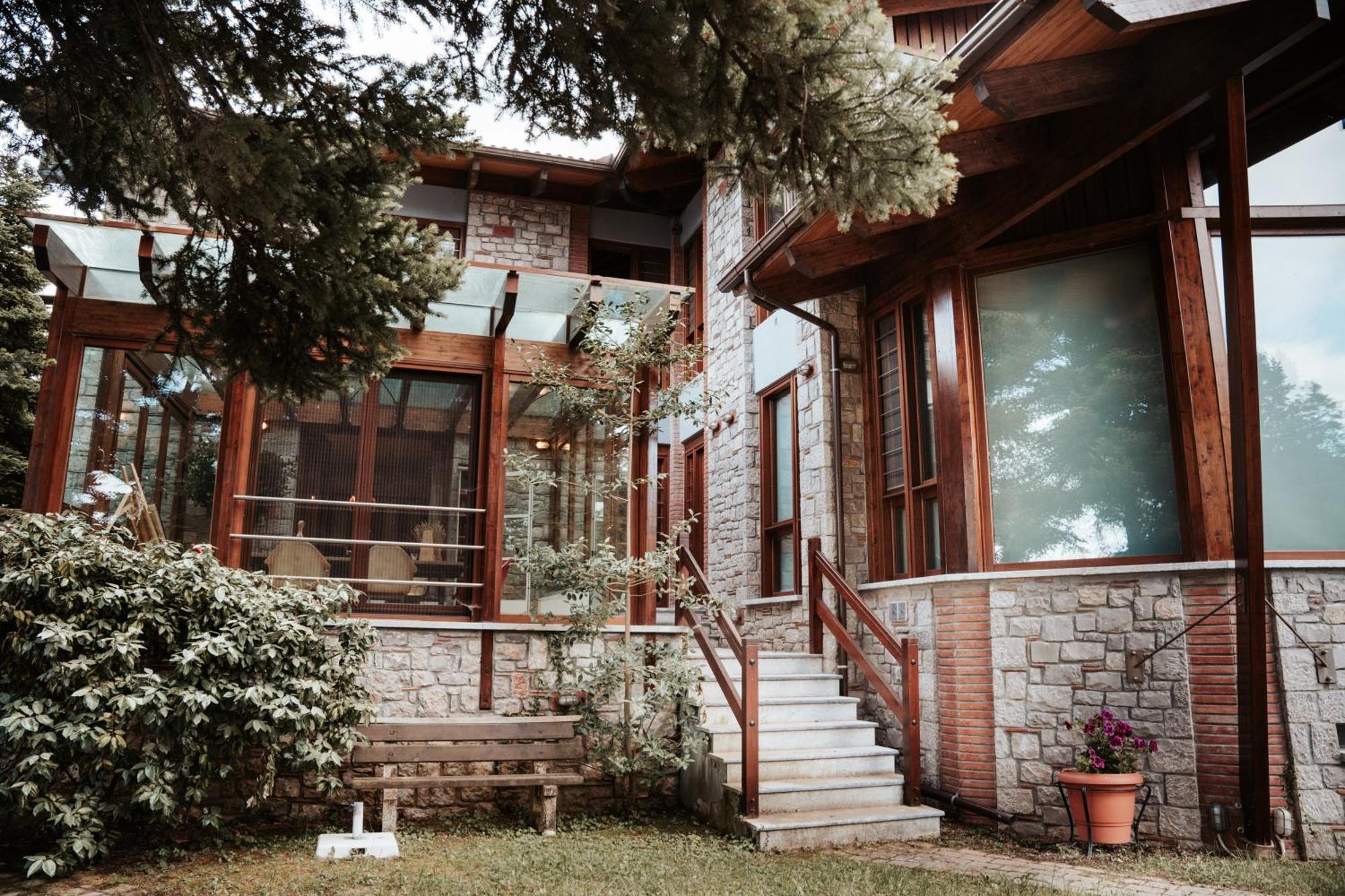 Cliffside Retreat Pavliani