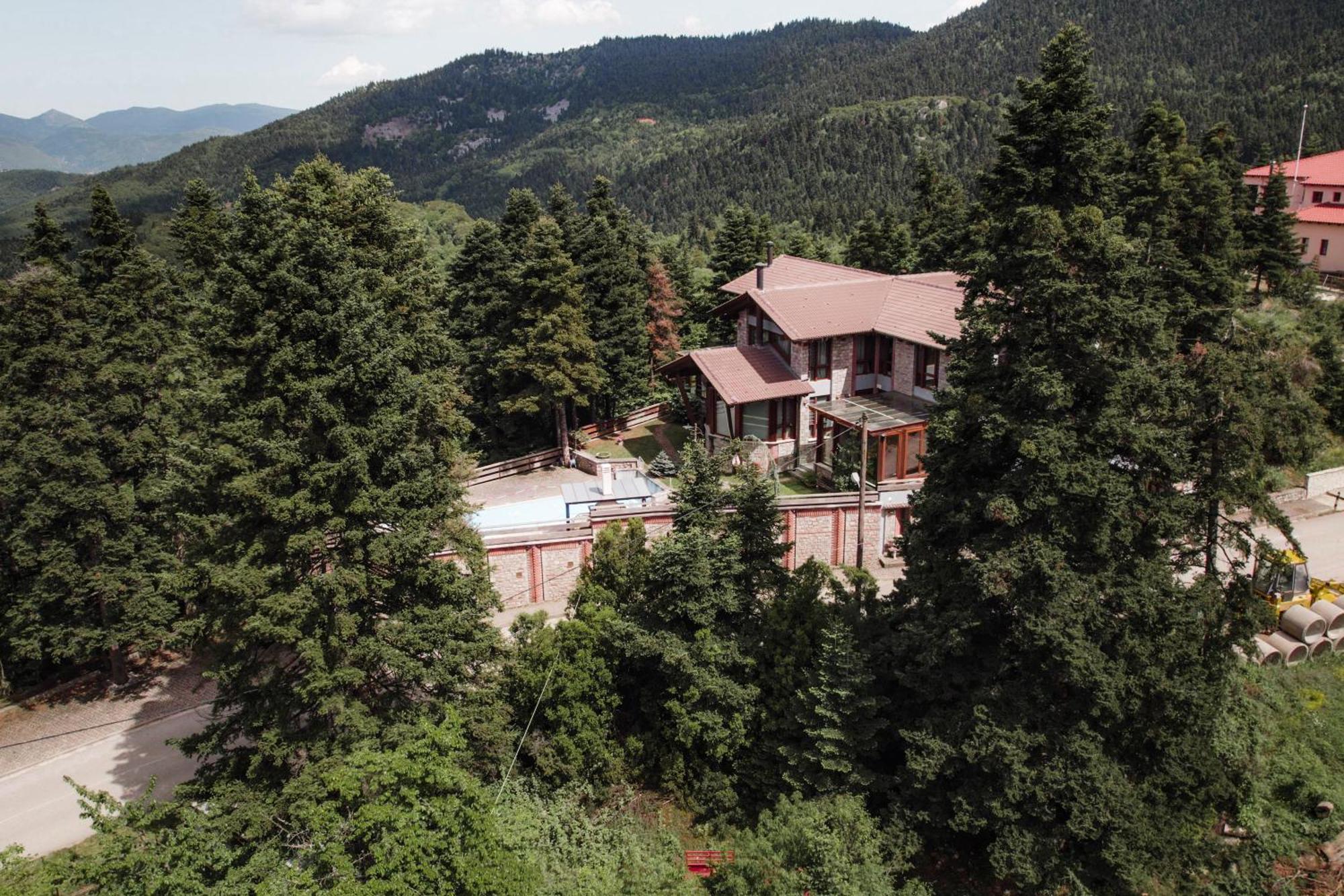 Cliffside Retreat Pavliani